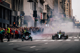 Demo-Run im Silberpfeil djurch "Big Apple": Lewis Hamilton ballert im Formel 1 durch New York